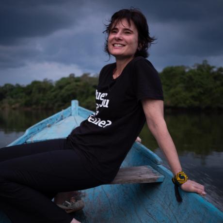 Eliane Brum est une écrivaine brésilienne, primée à de nombreuses reprises. Elle est également chroniqueuse pour la quotidien espagnol {El País} et britannique {The Guardian}. Elle vit à Altamira, au coeur de l'État du Pará, dans la forêt amazonienne.