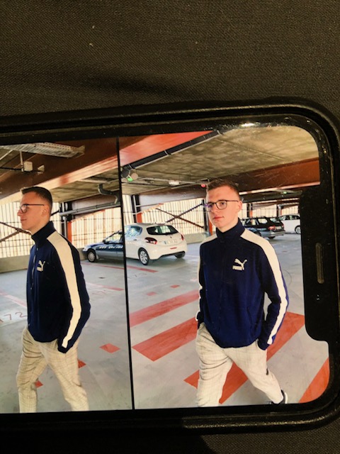 Deux images de Tom en train de marcher dans un parking 