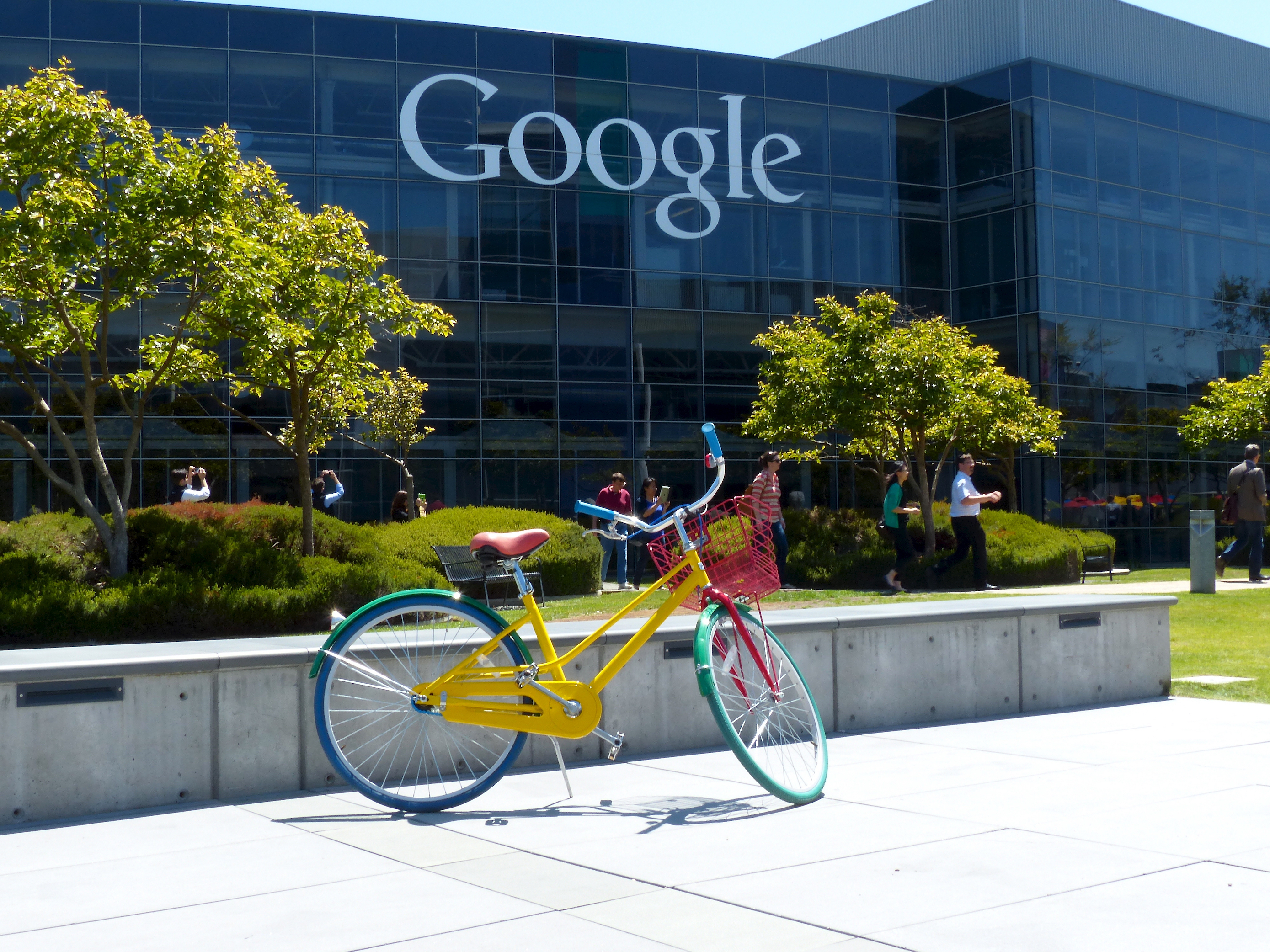 Un vélo coloré posé devant le siège de Google. 