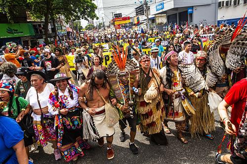 Une manifestation avec des personnes de communautés autochtones en tête de cortège.