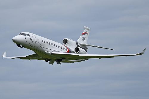 Un avion de type jet en vol. 