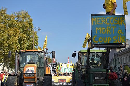 Des tracteurs à Paris avec des pancartes et banderoles opposées à l'accord de libre échange avec le Mercosur