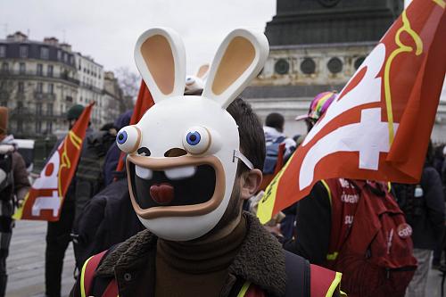 Des salariés arborent des effigies des « lapins crétins », personnages créés par l'entreprise.