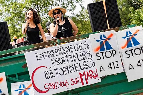 une pancarte stop A412 avec un cortège de vélos