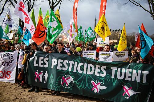 une banderole "les pesticides tuent"