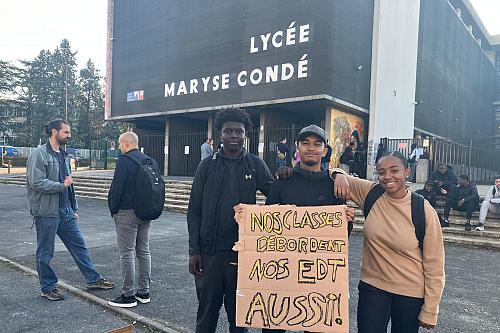 lycéens mobilisés devant le lycée Maryse Condé à Sarcelles