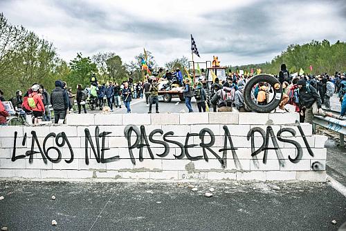 un mur de parpaings sur lequel est inscrit "l'A69 ne passera pas"