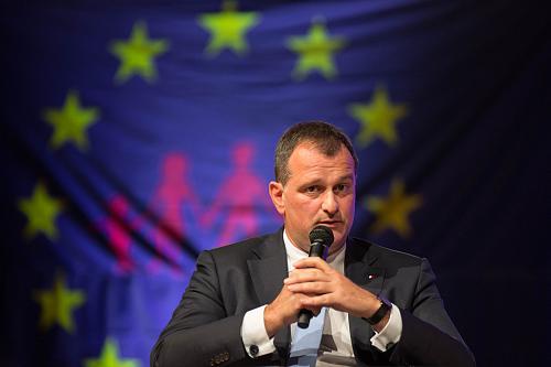 Louis Aliot parle dans un micro.