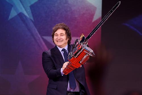 Javier Milei agite sa tromçonneuse