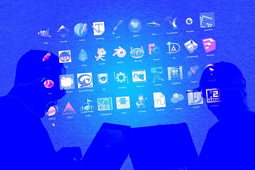 Deux hommes regardent des écrans d'ordinateur portable, ils sont vu de trois-quarts dos, sur un fonds bleu sur lequel on distingue des logos de dizaines de logiciels libres.