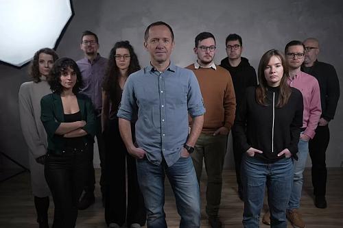 Dix adultes debout face à l'objectif.