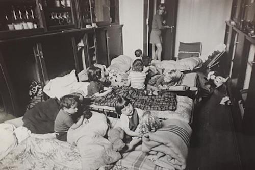 Photographie en noir et blanc représentant la crèche de la Sorbonne en juin 1968 : des enfants jouent.
