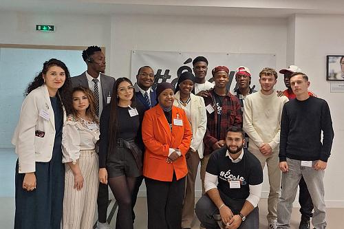 Un groupe de jeunes sourit vers l'objectif. 