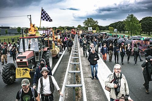 Une manifestation sur une route. 