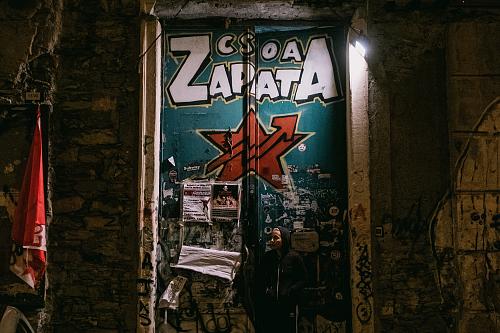 Une portée fermée, taguée avec des affiches collées dessus, la nuit. 