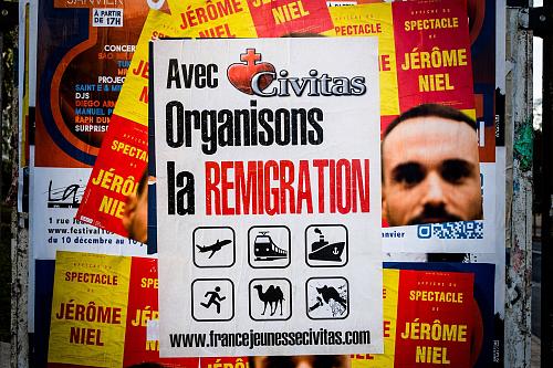 Affiche raciste de Civitas « organisons la remigration », avec des logos de chameaux et de barbus islamistes.