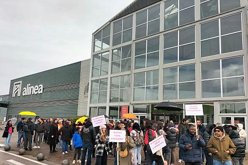 Rassemblement de salariés devant le magasin Alinea à Aubagne le samedi 14 février 2026