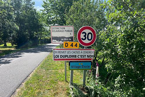 Des panneaux "On remet les choses à l'endroit", "loi Duplomb c'est non", à l'entrée d'une commune