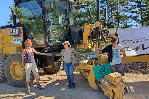 Trois femmes se sont attachées devant une pelleteuse pour empêcher les travaux.