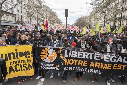 Cortège de tête de la marche des solidarités avec une banderole tenue par le collectif de sans papiers du 75.