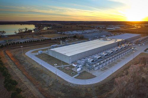 Un data center vue en contre plongée.
