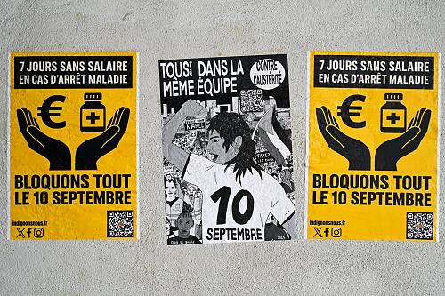 Des affiches avec écrit dessus 7 JOURS SANS SALAIRE EN CAS D ARRET MALADIE, BLOQUONS TOUT LE 10 SEPTEMBRE sont collées sur un mur. 