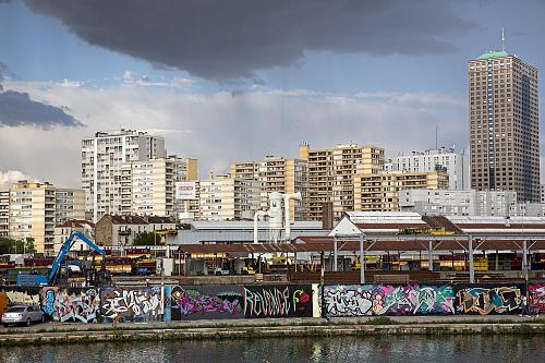 Vue sur Paris, des immeubles en fond, le canal au premier plan. 