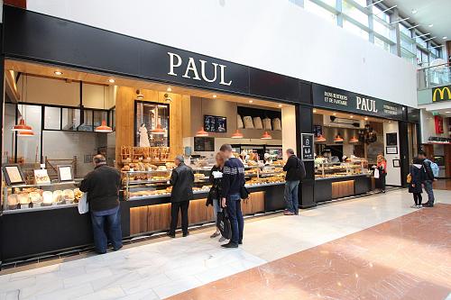 La devanture d'une boulabegrie Paul avec des clients devant 