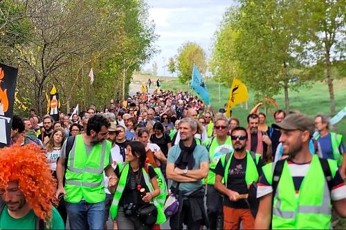 Une manifestation sur une route. 