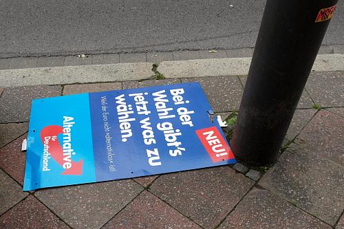 Une affiche de campagne du parti AfD tombée au sol. 