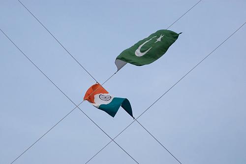 Deux drapeaux sur des fils qui s'entrecroisent