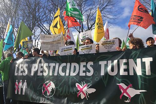une banderole "les pesticides tuent" est déployée