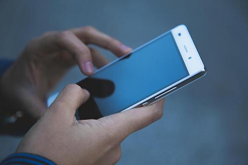 Un téléphone dans les mains d'une personne