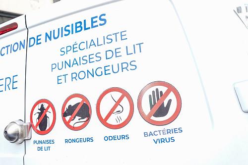 Véhicule utilitaire avec marqué "spécialiste punaises de lit et rongeurs"