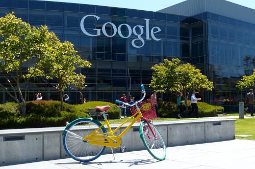 Un vélo coloré posé devant le siège de Google. 