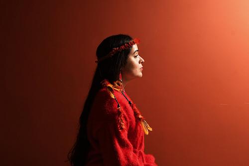 Portrait de Geni Nuñez habillée de rouge