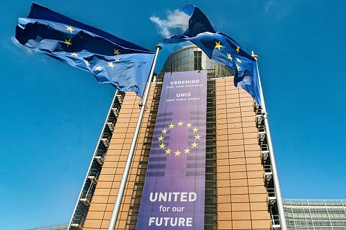 Immeuble de la Commission européenne arborant les couleurs européennes