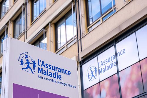 Le logo de l'Assurance maldie sur un mur à l'extérieur