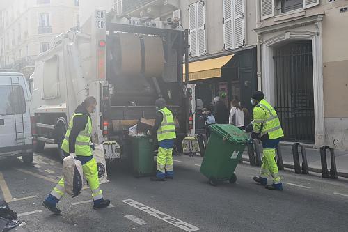 Intervention de la société privée Sepur pour retirer les déchets à la suite de la grève des éboueurs de la ville de Parisen 2023