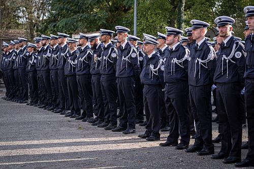 Des hommes en uniforme en rang lors d'une célébration. 