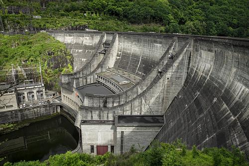Vue sur un barrage en béton.