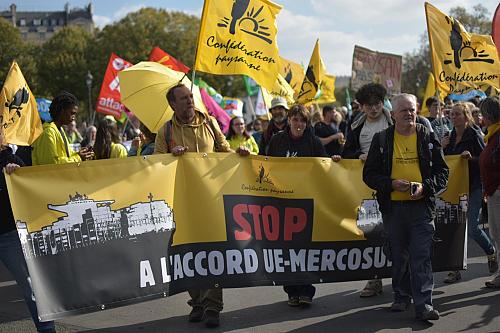 défilé avec une banderole "stop à l'accord UE Mercosur"
