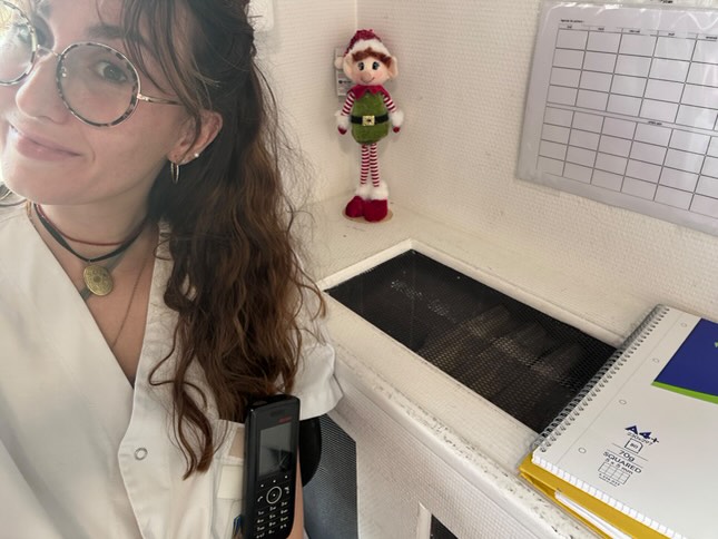 Selfie d'Amélie, à son poste de travail