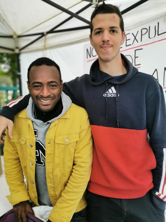 deux jeunes hommes.