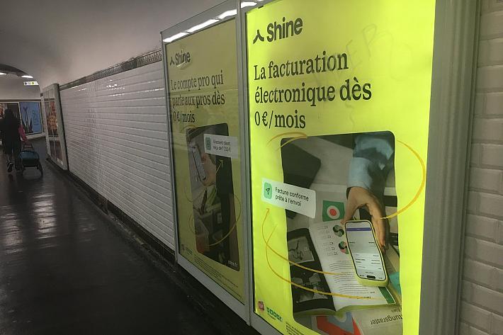 publicité dans le métro parisien d'une entreprise pour la facturation électronique