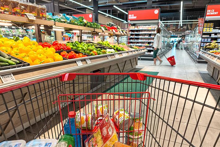 un caddie dans un supermarché