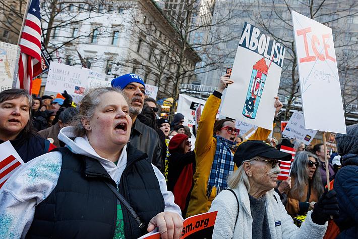 Une manifestation, des femmes au premier plan qui portent des pancartes « Abolish Ice » et « Ice out ».