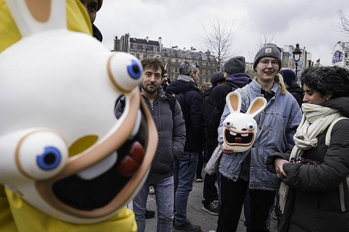 Des salariés arborent des effigies des « lapins crétins », personnages créés par l'entreprise.