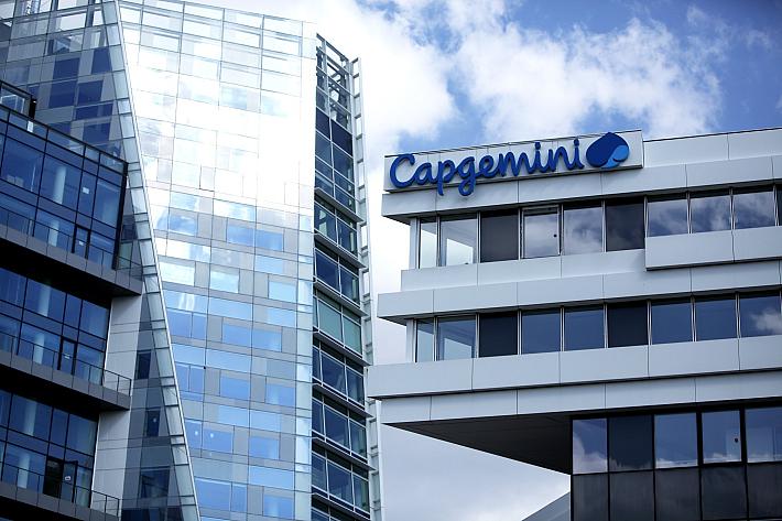 Un bâtiment de verre sur lequel est inscrit le nom de Capgemini.