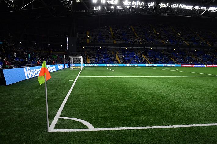 Vue du point de corner, une pelouse d'un terrain de foot
